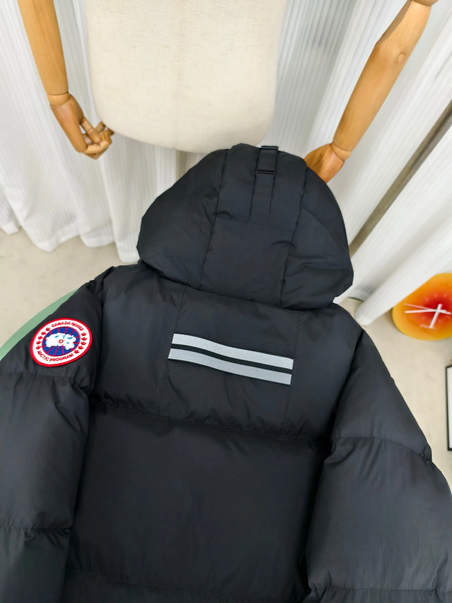 P1040————2800M (same style for men and women) Canada goose Lawrence long down jacket The Lawrence long down jacket provides basic protection for daily adventures and is made of sustainable Enduraluxe fabric with a practical soft touch. It has a quilted body and adjustable hood. Filled with extremely fluffy duck down. The adjustable down-filled connected hood and chin-protecting suede knitted stand-up collar are soft and extra-comfortable. Tapered rib-knit cuffs improve comfort and seal in heat. There are two zippered side vents at the bottom of the jacket for increased range of motion and ventilation. It has a longer hem at the back for added protection and reflective double stripes on the back. Color: black with red label, black with black label, navy blue with red label Size: XS-2XL
